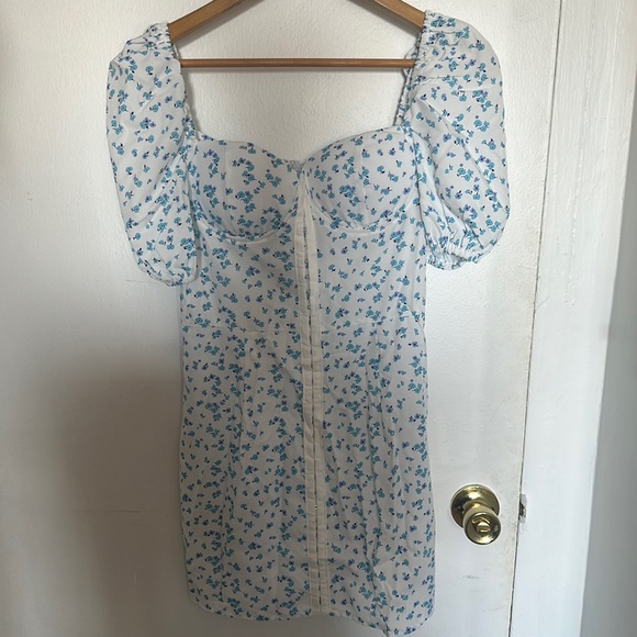 PrettyLittle Thing Floral dress in Size 4 - Picture 3 of 7